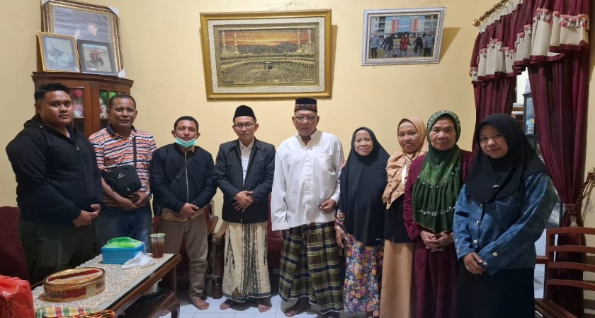 Kegiatan Kunjungan Sosial dan Silaturahmi Humas MAN Sampang Kepada Keluarga Guru