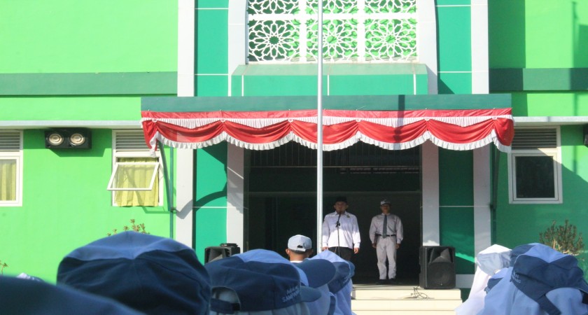 Upacara Rutin Senin dan Pemberian Penghargaan serta Pengesahan Paskibra MAN Sampang