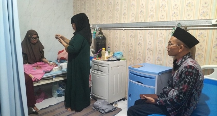 Kepedulian di Tengah Ujian, Kepala MAN Sampang Jenguk Istri Bapak Chotibul Umam di Rumah Sakit
