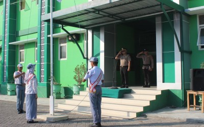 Tumbuhkan Kesadaran Berlalu Lintas dan Hormati Guru, AKP M. Tarsun Hidayah Jadi Pembina Upacara di MAN Sampang