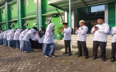 Keluarga besar MAN Sampang melaksanakan kegiatan Halal Bihalal bersama Kepala Madrasah, dewan guru, tenaga kependidikan, dan seluruh siswa.